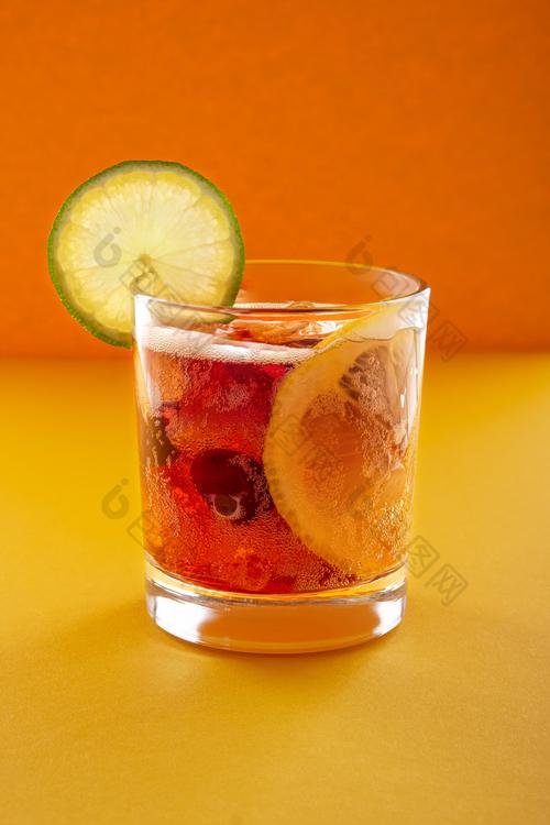 玻璃杯柠檬鸡尾酒图片-包图网